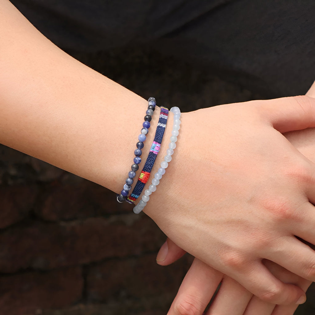Trio de bracelets tibétains homme en calcédoine bleue avec perles et détails multicolores.