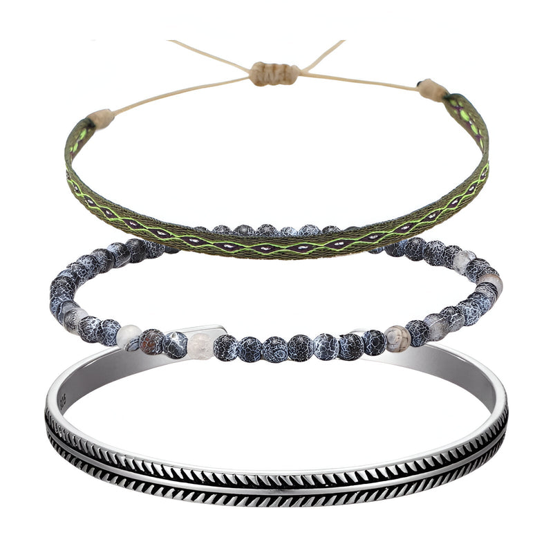 Trio de bracelets pour homme avec perles en agate grise, tresse verte et bracelet argent à motif chevrons.