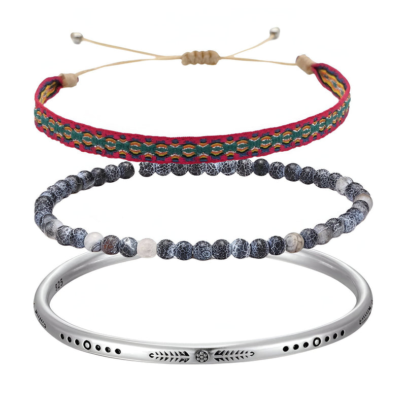 Trio de bracelets pour homme avec perles d’agate noires, bracelet tissé coloré et jonc argenté gravé.