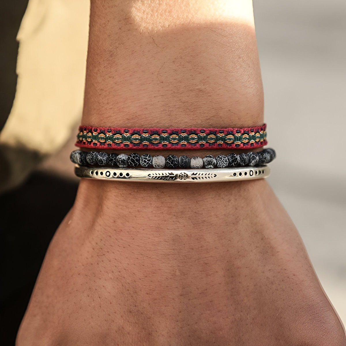 Trio de bracelets hommes en agate multicolore et argent avec motifs tibétains détaillés.