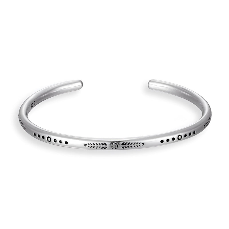 Bracelet ouvert en argent fin avec gravures de points et flèches, style tibétain élégant.