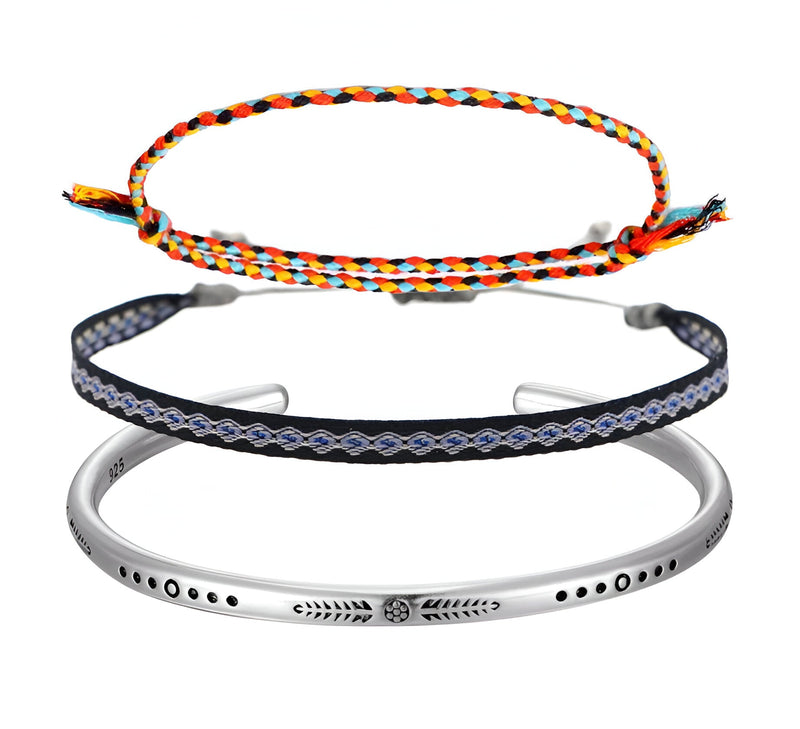 Corde multicolore, corde tressée noire et bleue, bracelet argent avec motifs gravés.