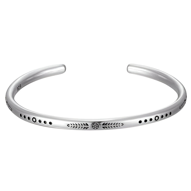 Bracelet tibétain Vasco en argent avec gravures fines, design minimaliste et ouvert.