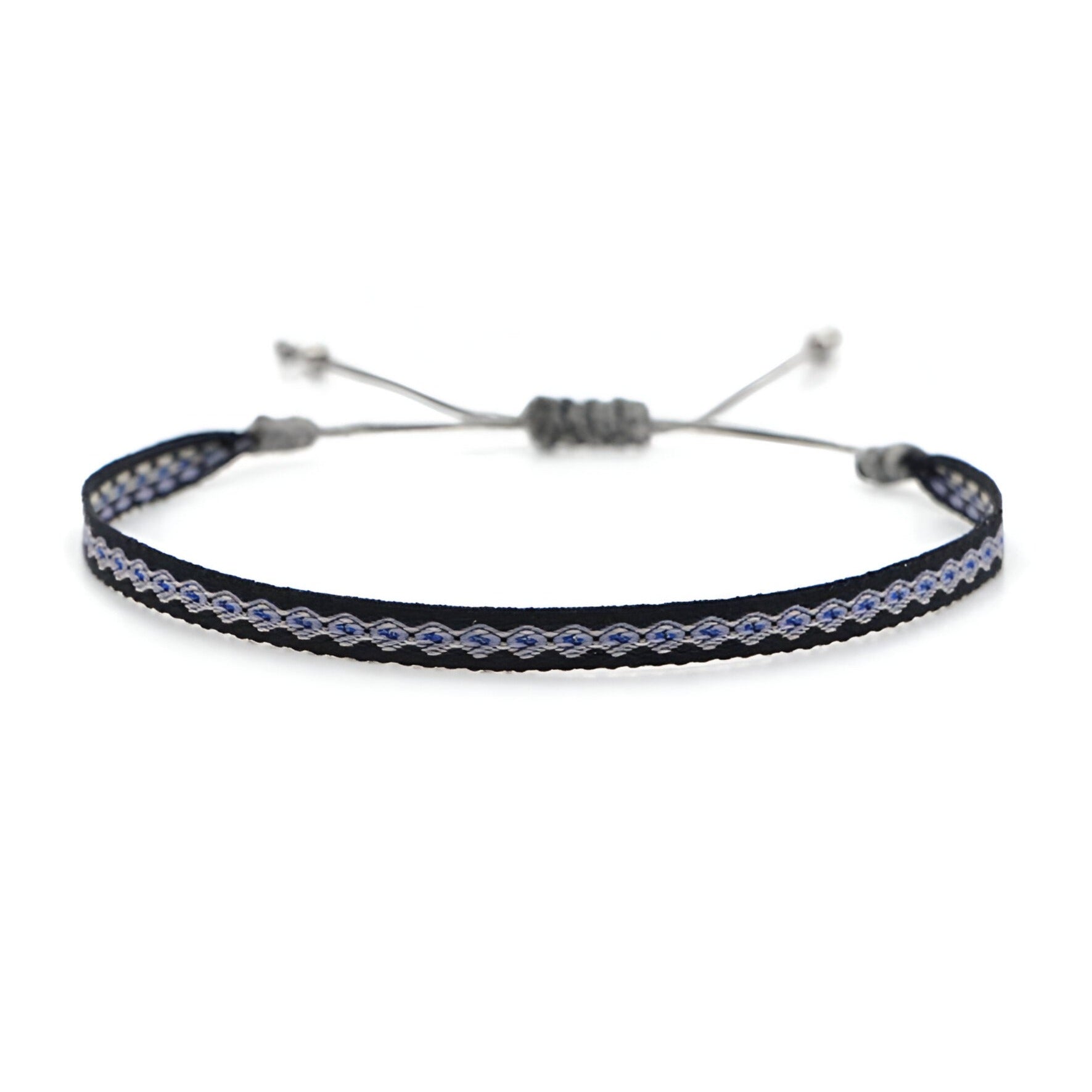 Bracelet tibétain bleu et noir en coton tressé avec fermoir coulissant gris.
