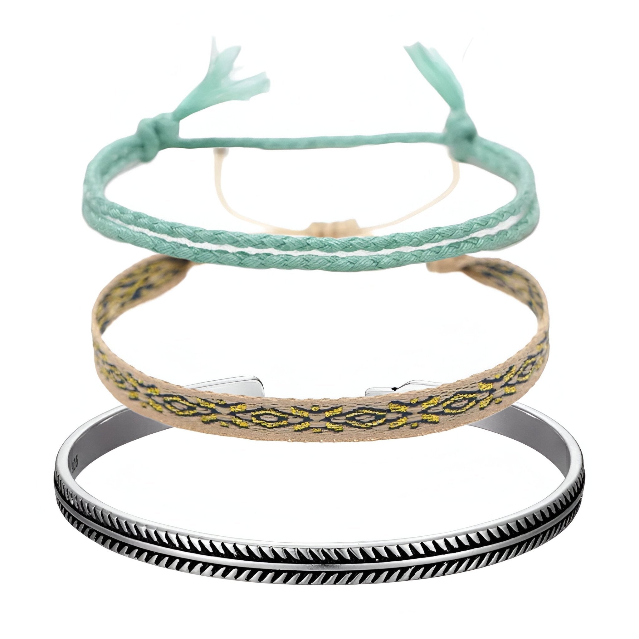 Trio de bracelets homme bleu en coton tressé, corde beige à motifs noirs, et jonc rigide en cuivre argenté.
