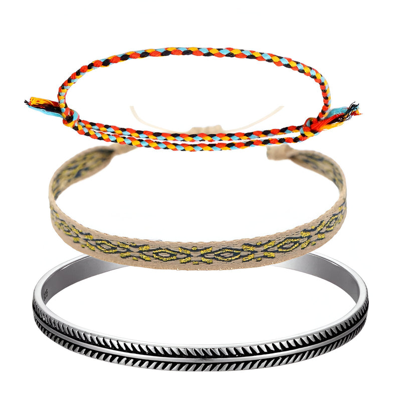 Trio de bracelets tibétains pour homme en coton multicolore, tissu beige brodé et argent gravé noir.