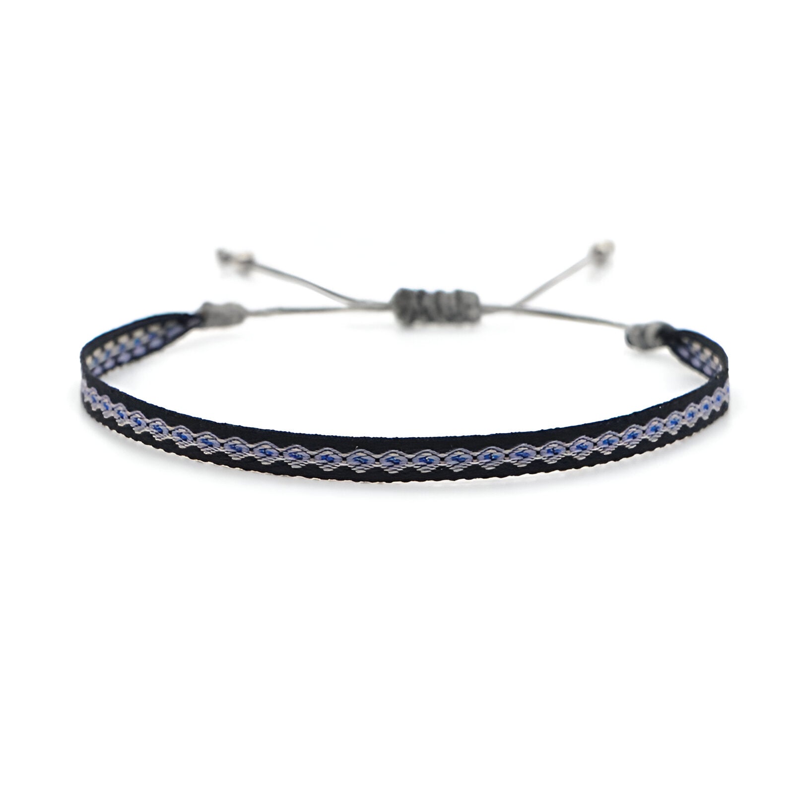 Trio de bracelets tibétains noirs en coton tressé avec détails argent et fermeture coulissante.