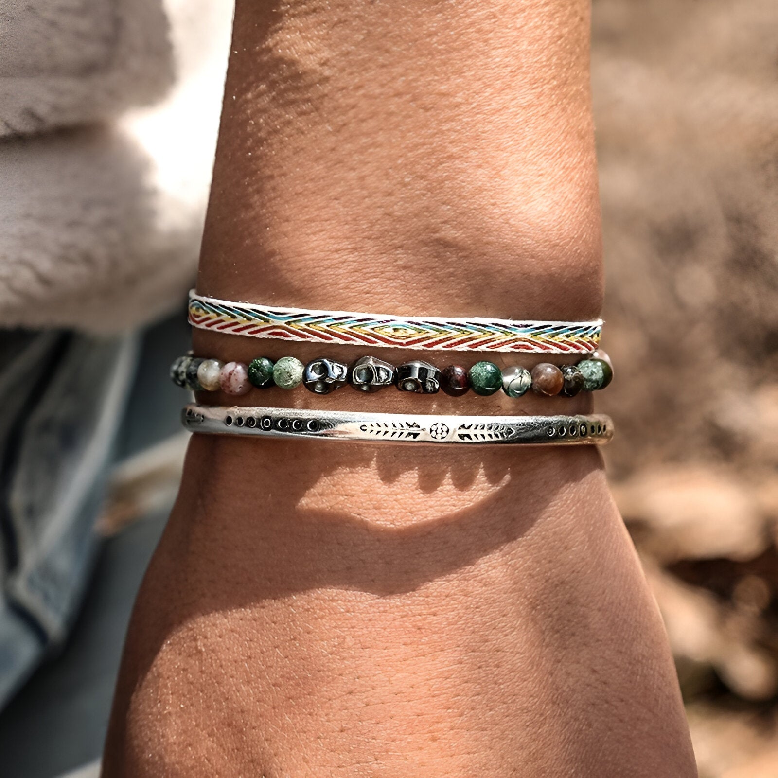 Trio de bracelets homme en jaspe multicolore, argent et cuir tressé marron, style tibétain.