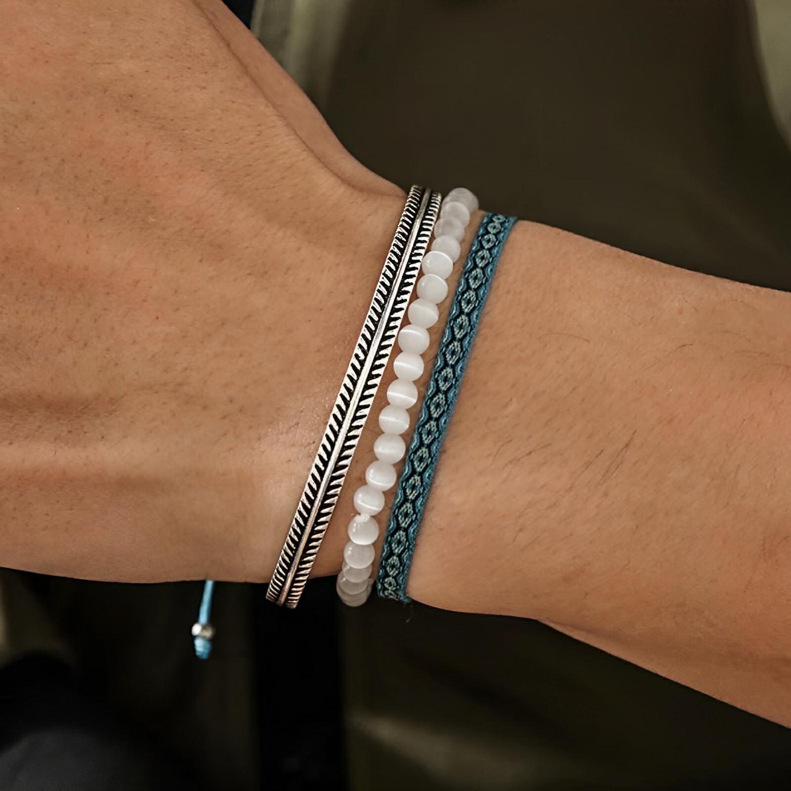 Trio de bracelets tibétains homme en œil de chat blanc, argent fin et cordon bleu tressé.