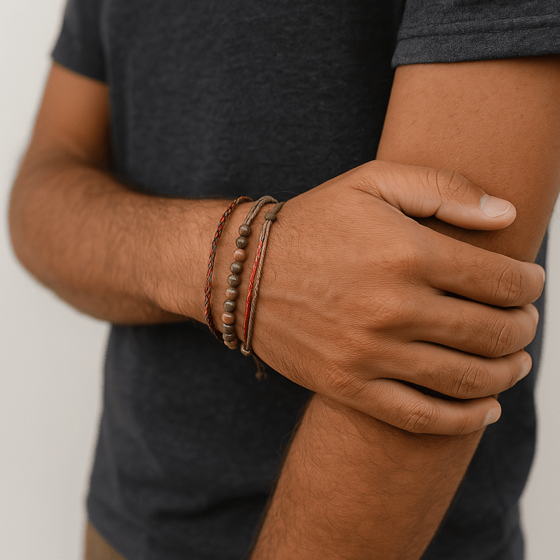 Trio de bracelets tibétains pour homme en pierres naturelles marron et fil ciré rouge, style ethnique.