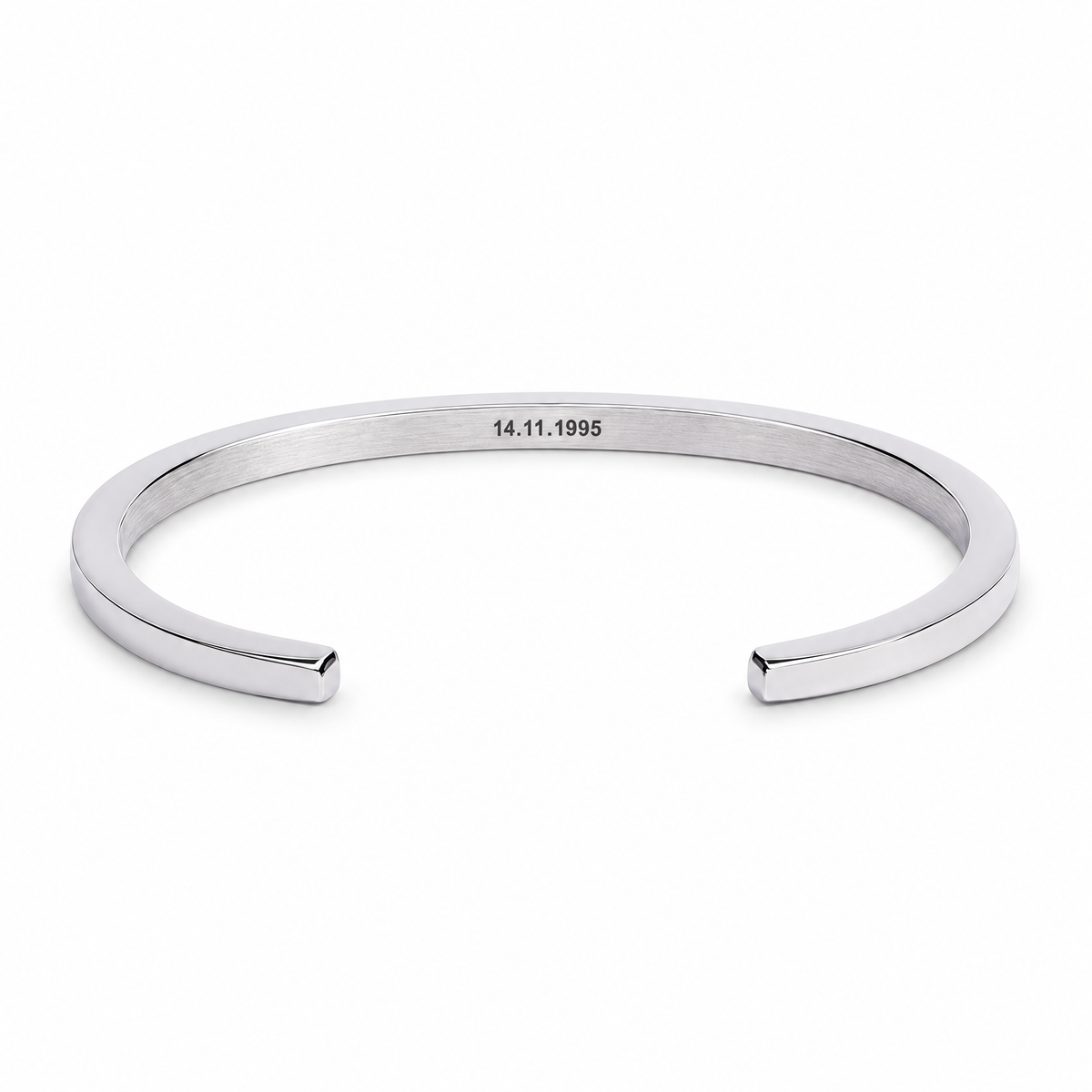 Bracelet jonc Vicky argent, gravure personnalisée 14.11.1995, posé de face sur fond blanc
