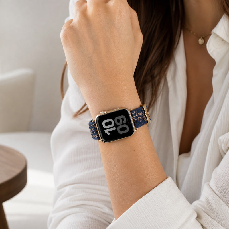 Apple Watch Armband für Damen, florales Muster in Gold, Leder und Silikon, Dornschließe, elegantes Accessoire, Modell Jendie
