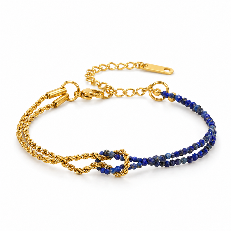 Packshot studio bracelet Wenda Lapis lazuli, vue frontale basse, fond blanc pur — détails verrouillés 10 octobre 2026