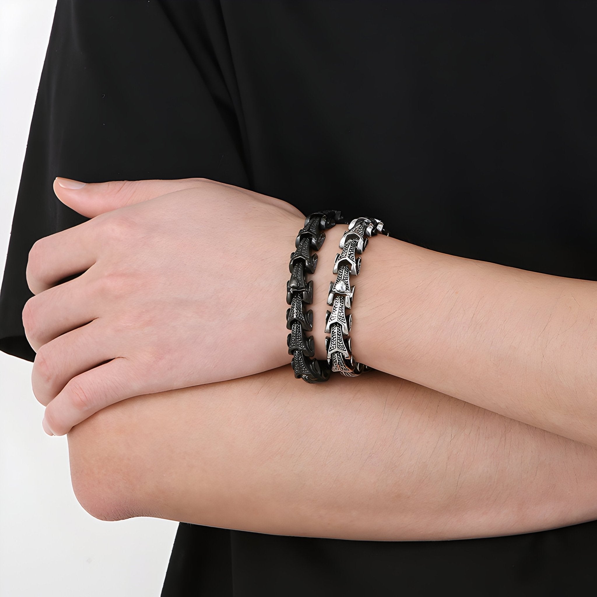 Bracelet homme acier inoxydable style serpent, fini noir mat et argenté brillant, modèle Anatole, porté au poignet.