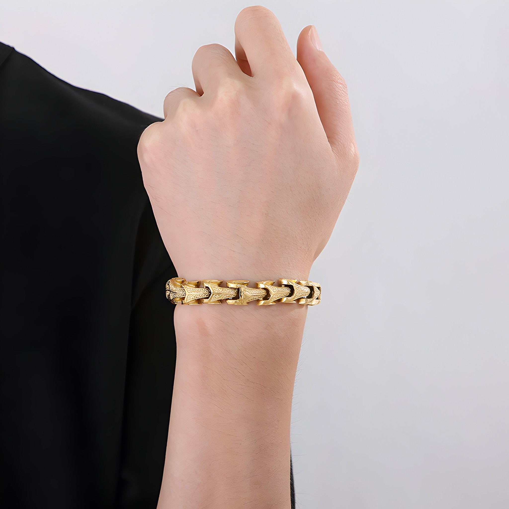 Bracelet homme acier inoxydable doré à maillons serpent, modèle Anatole, porté au poignet.