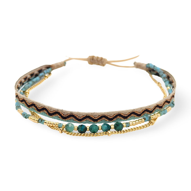 Bracelet beige plaqué or avec chainette fine et pierres naturelles vertes, style bohème.