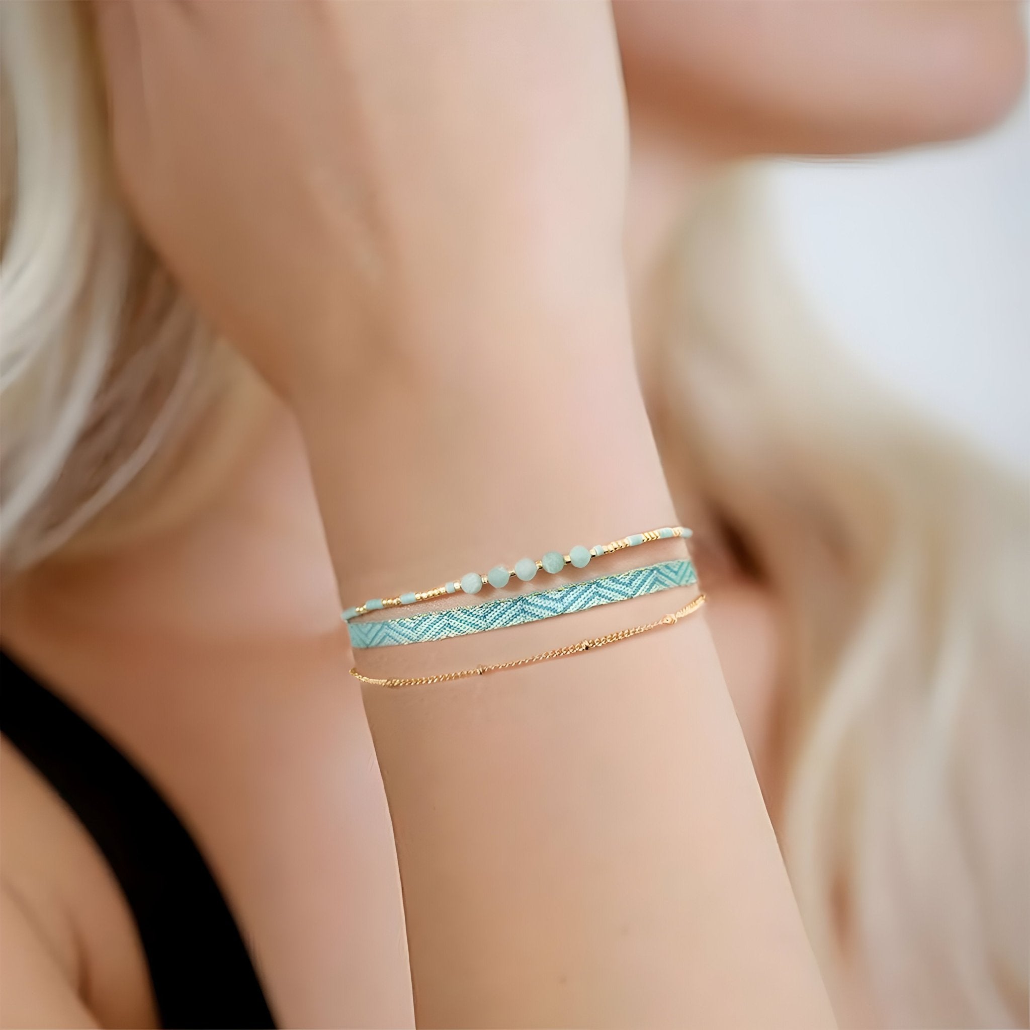 Bracelet fin plaqué or avec chaîne et pierres naturelles vertes, style délicat et moderne.