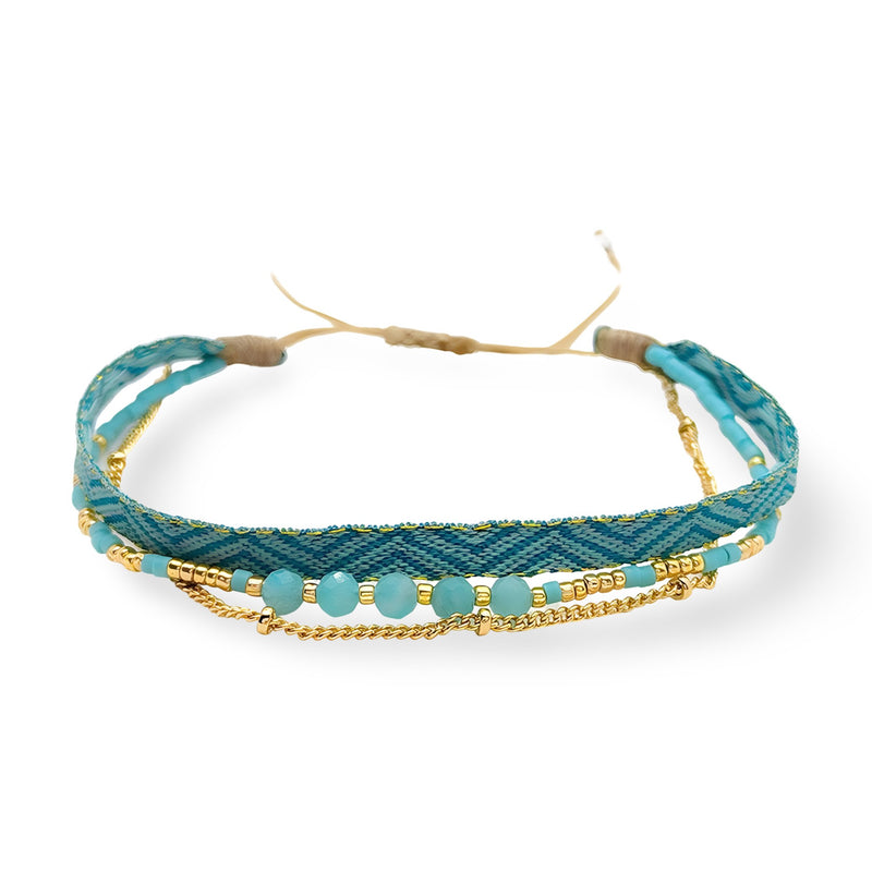 Bracelet à chainette plaqué or avec pierres naturelles bleu turquoise et tissage en fil bleu.
