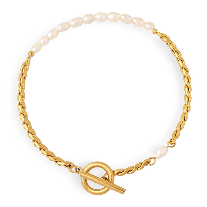Bracelet Camilla chic en maille dorée avec perles d'eau douce blanches et fermoir toggle rond.