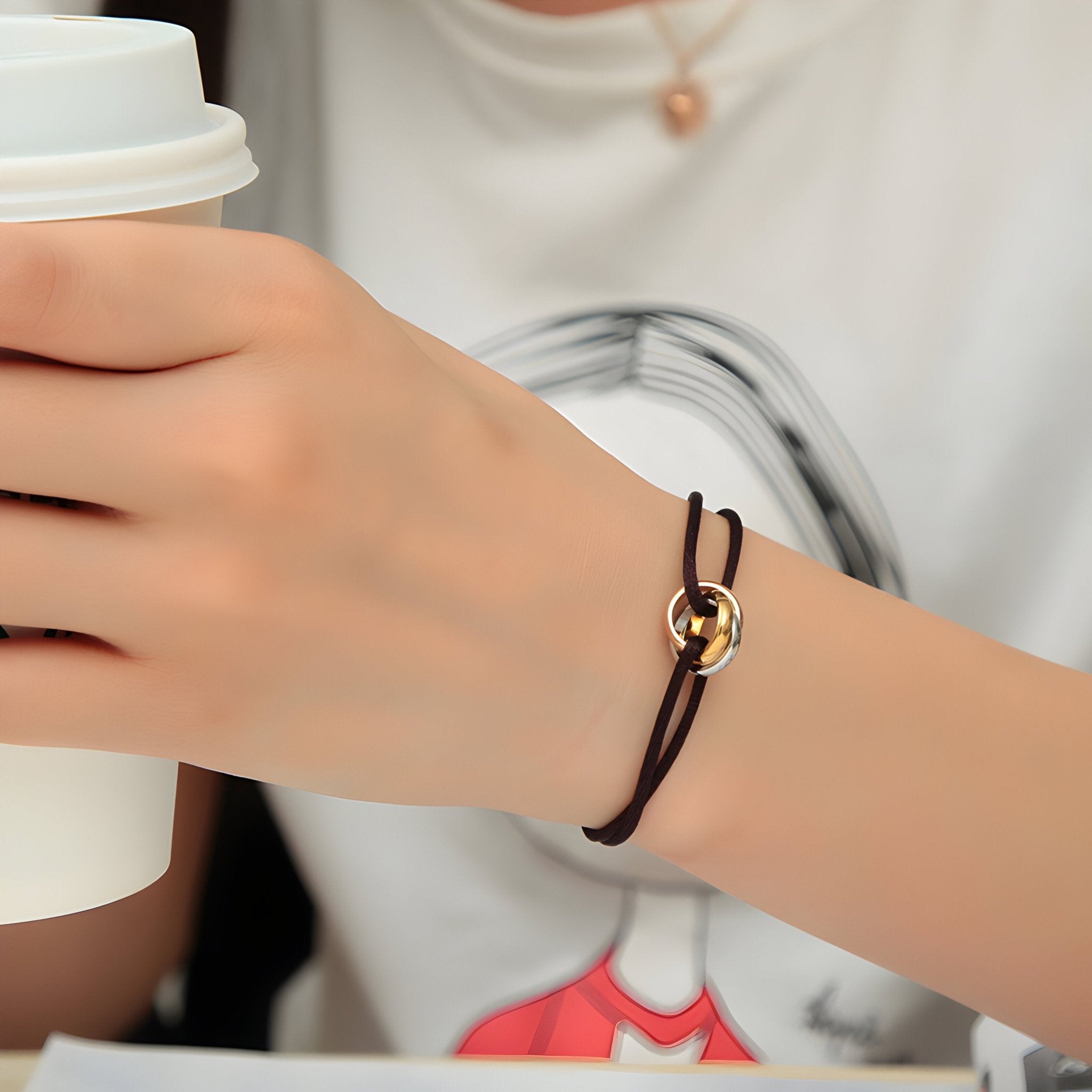 Bracelet cordon noir pour femme avec cercles entrelacés dorés élégant.