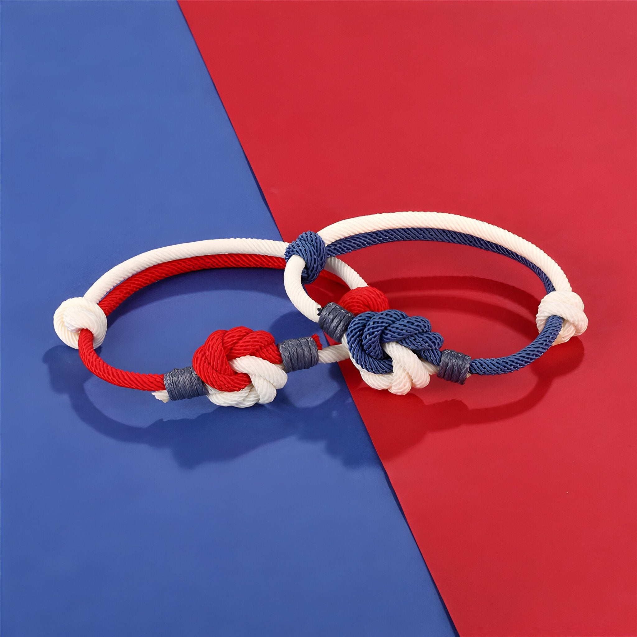 Bracelets cordon pour homme bi-colores rouge et bleu à nœud central en corde tressée.