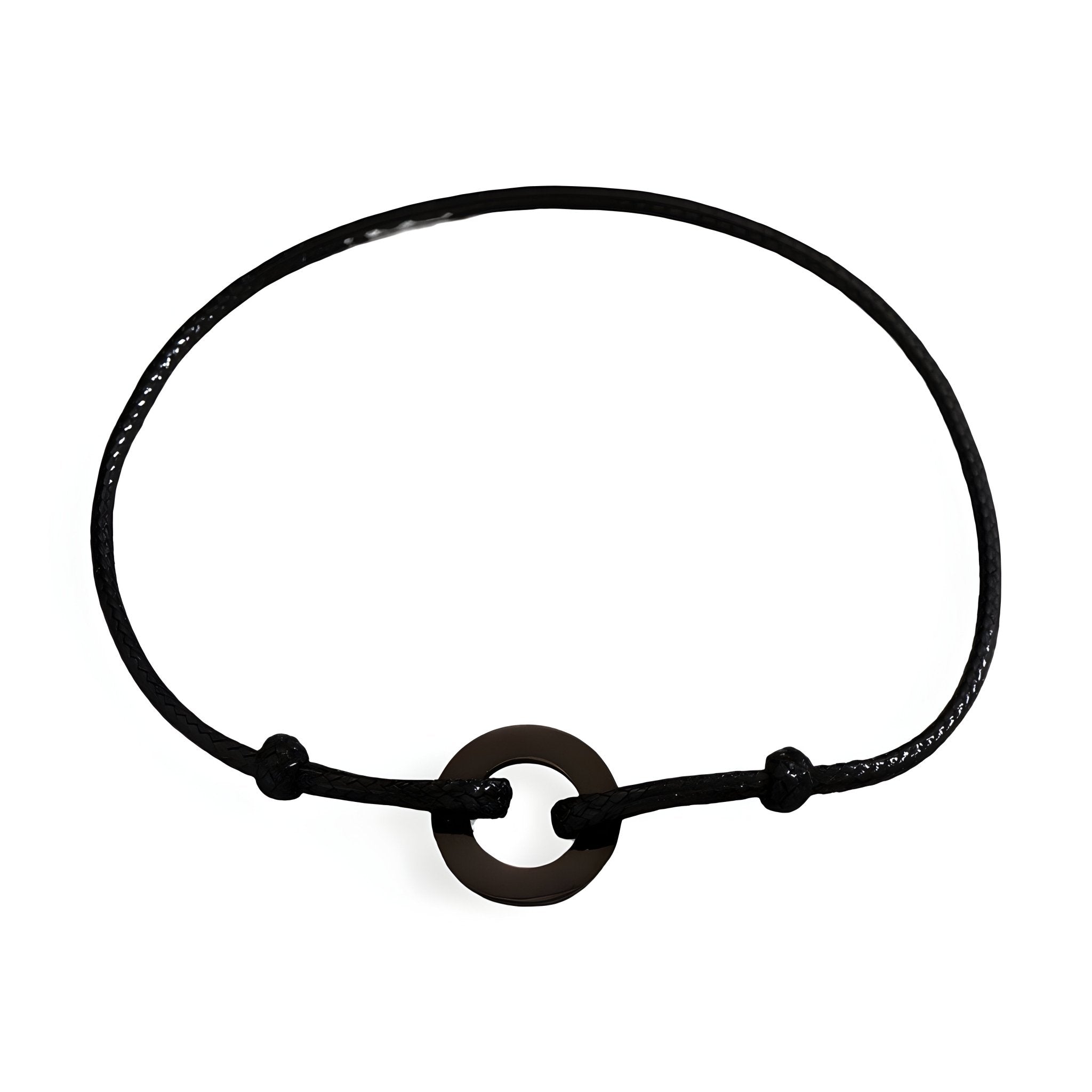 Bracelet cordon noir avec charm arrondi en métal gris foncé, style minimaliste pour homme.