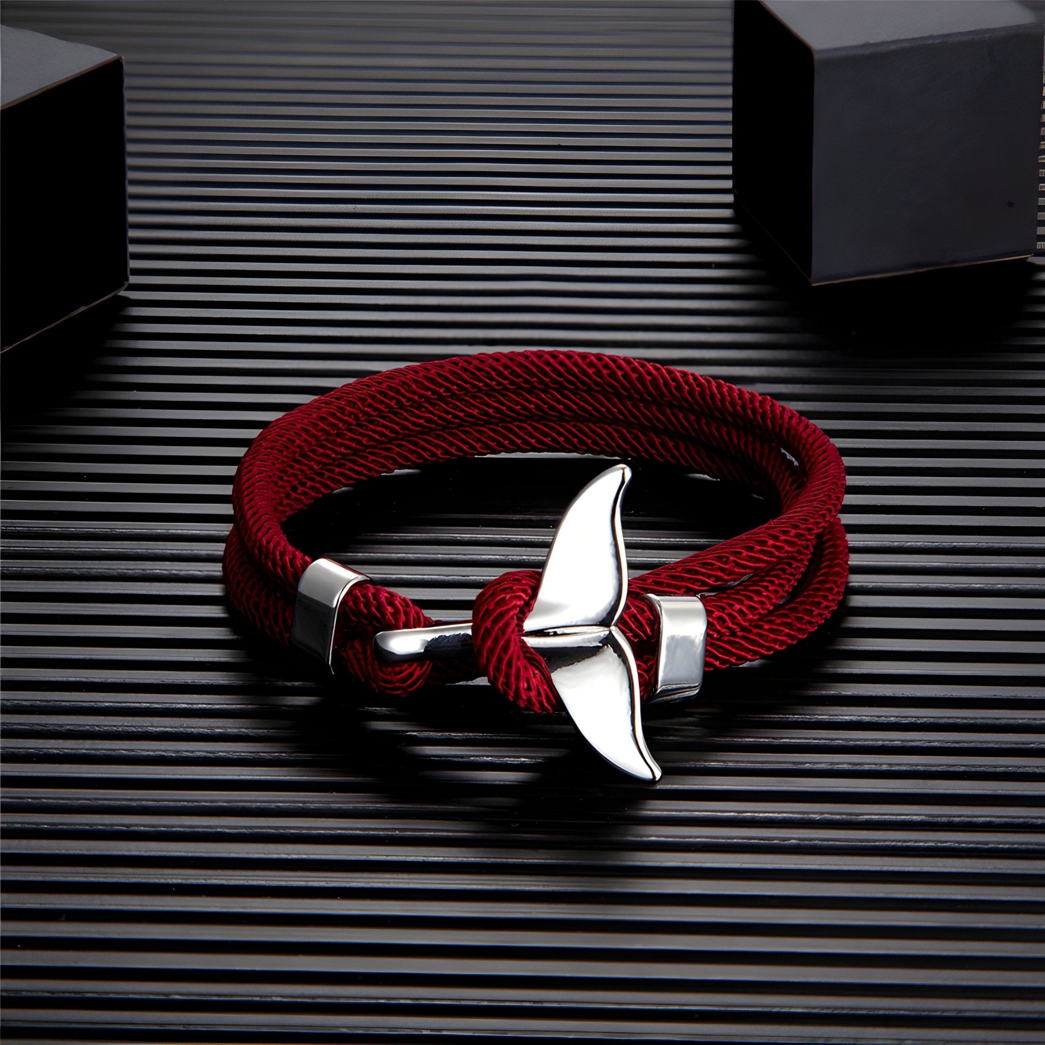 Bracelet cordon bordeaux pour homme avec pendentif queue de baleine argentée et détails métalliques.