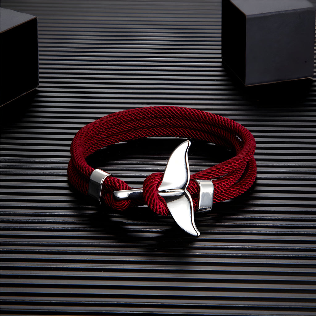 Bracelet cordon bordeaux pour homme avec pendentif queue de baleine argentée et détails métalliques.