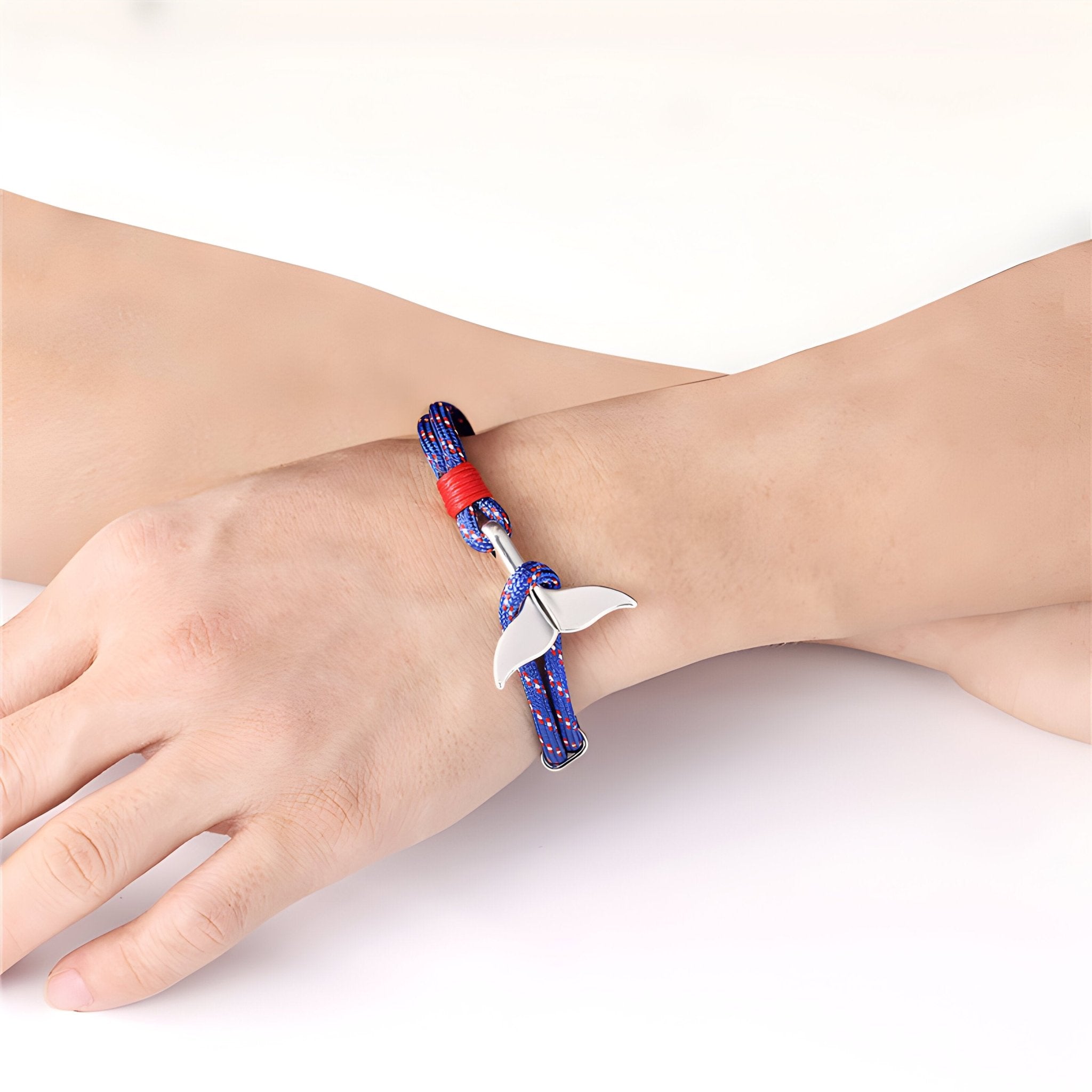 Bracelet cordon multicolore bleu et rouge avec pendentif queue de baleine en métal blanc.