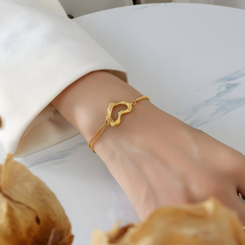 Pulsera delicada de titanio chapado en oro de 18 quilates, con motivo de corazón, modelo Liddie