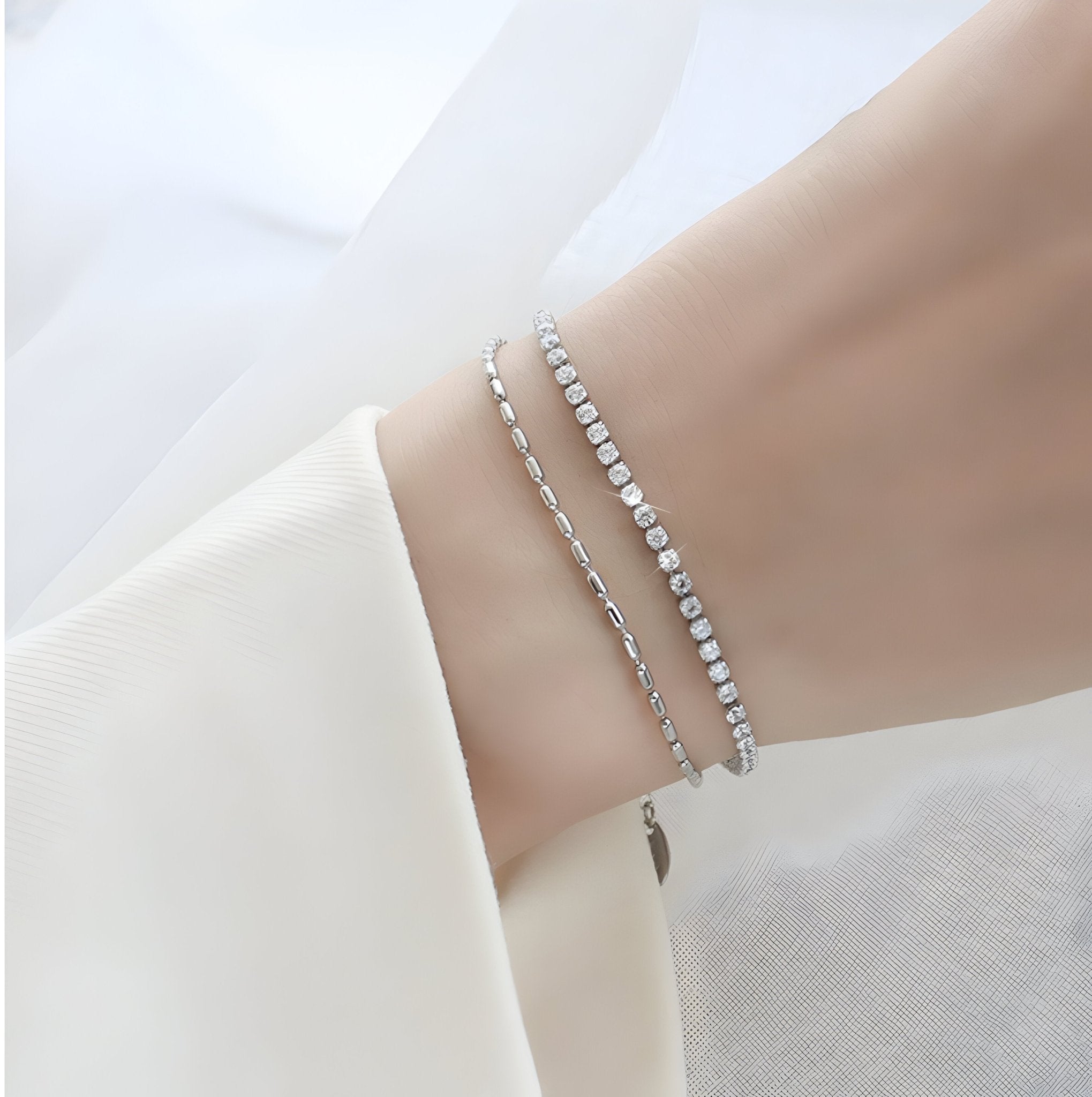 Bracelet double chaîne argentée en titane avec pierres incrustées élégantes, modèle Kittie.