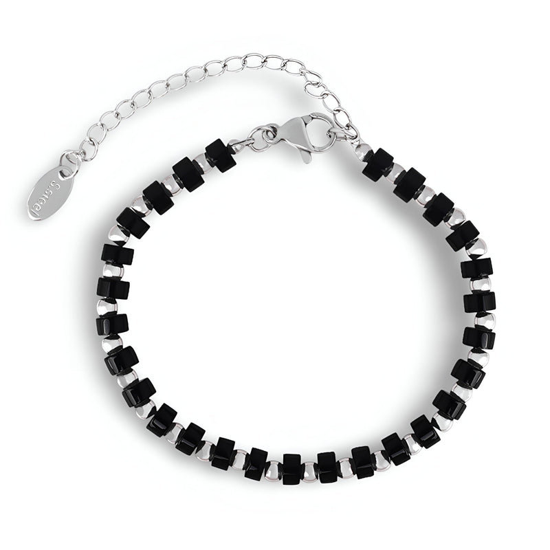 Bracelet en acier inoxydable argenté avec perles noires carrées et chaîne ajustable.
