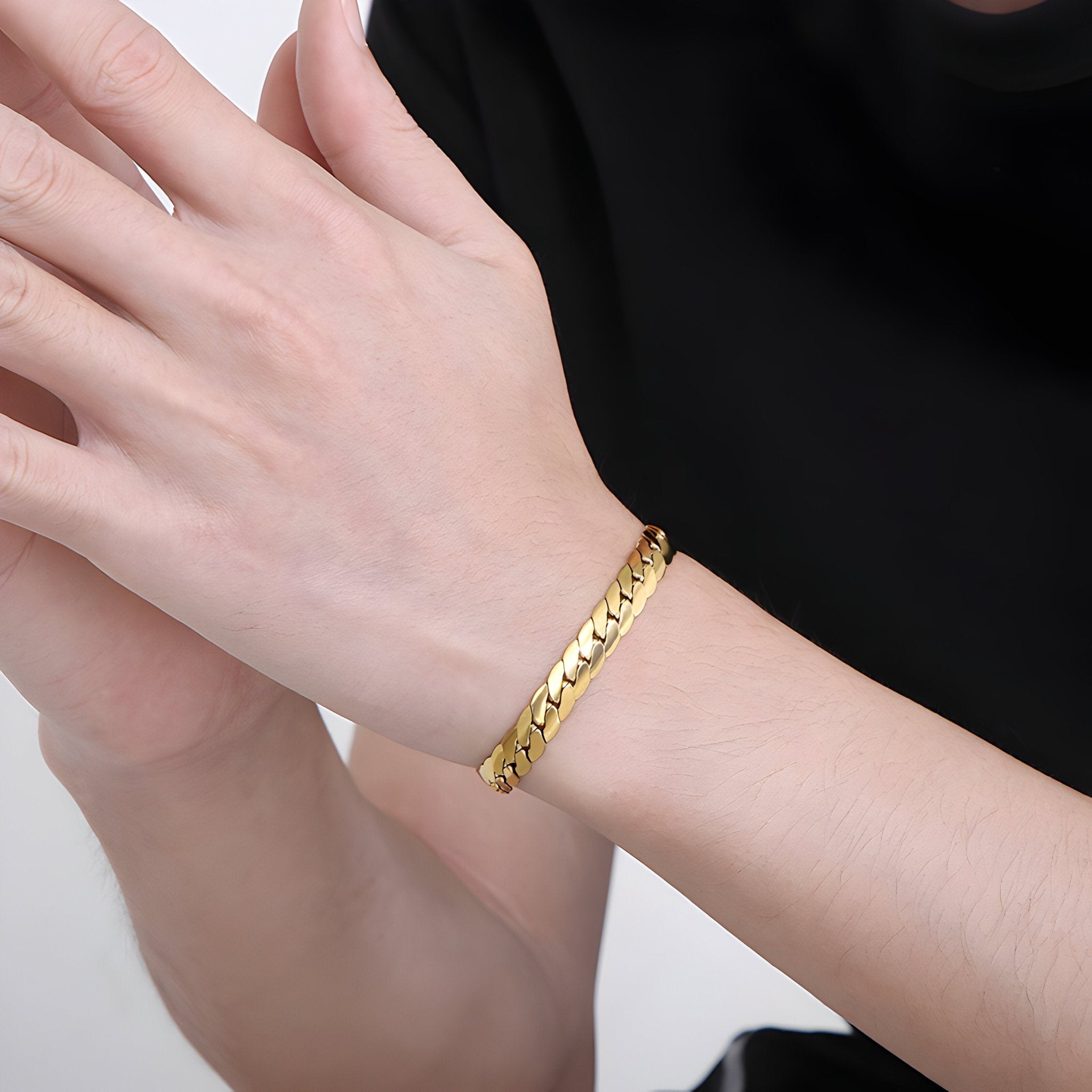 Bracelet en acier inoxydable doré à maille gourmette fine modèle Roméo porté au poignet.