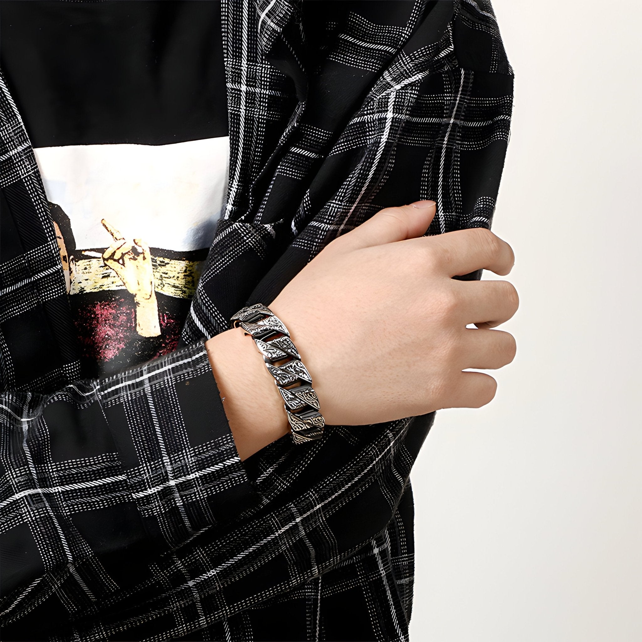 Bracelet homme en acier inoxydable argenté avec motif tribal, maillons larges et texturés.
