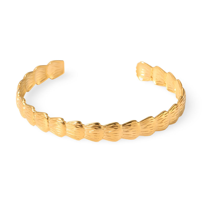 Bracelet jonc ouvert en acier inoxydable plaqué or avec motif hexagonal texturé.