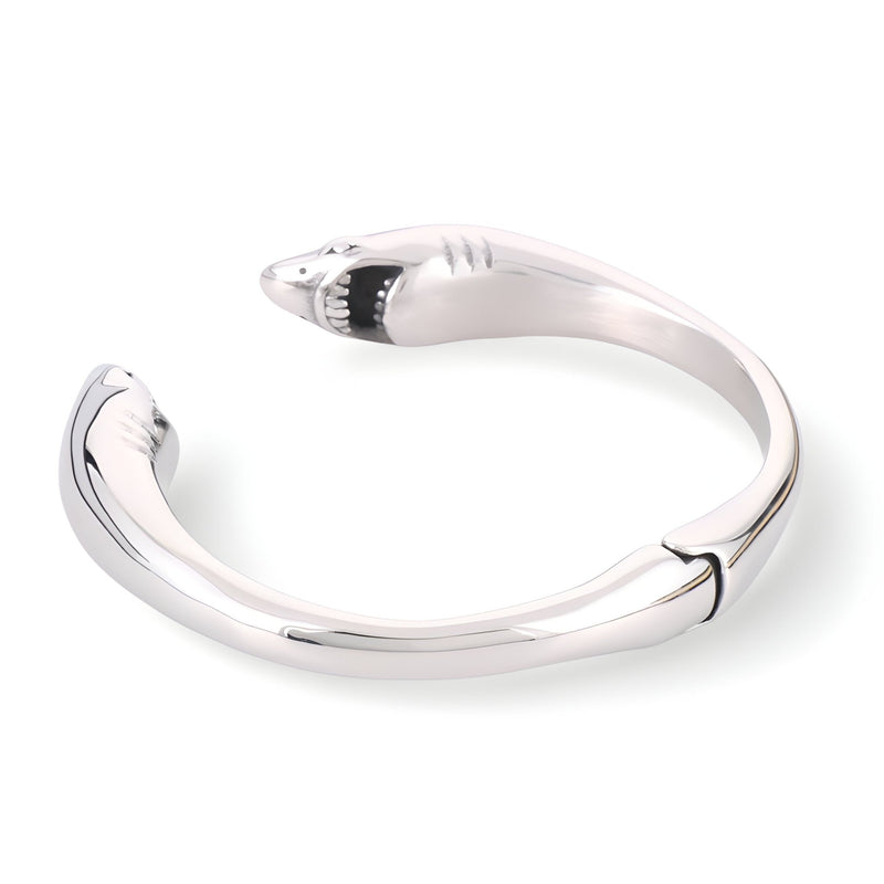 Bracelet en acier inoxydable argenté pour homme avec design double tête de requin ouvert.