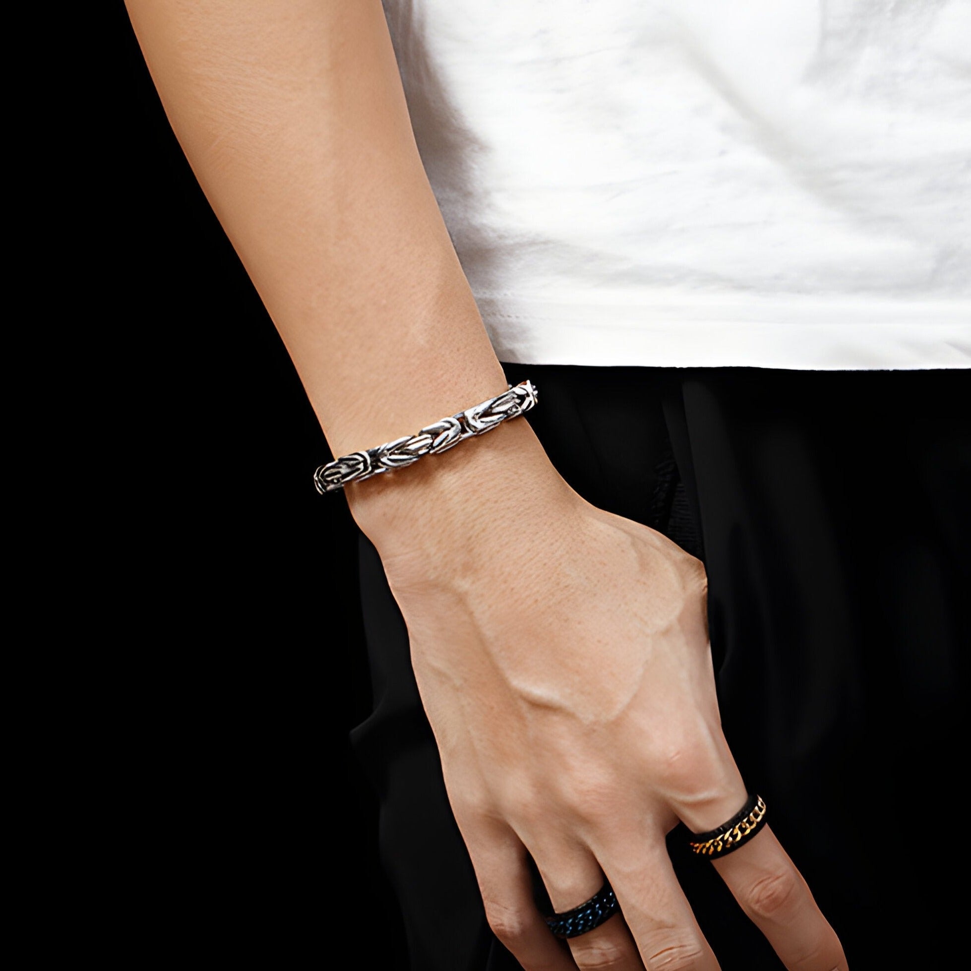 Bracelet homme en acier inoxydable argenté, maille cubaine épaisse, style robuste.