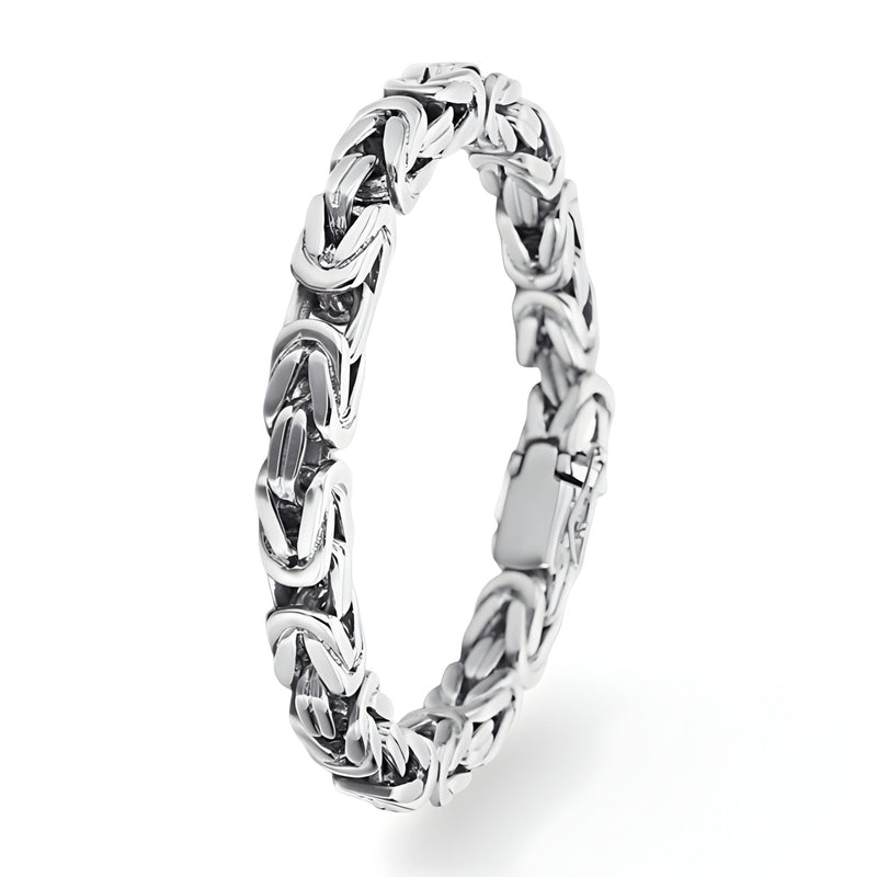 Bracelet pour homme en acier inoxydable argenté avec maille cubaine épaisse et fermoir discret.