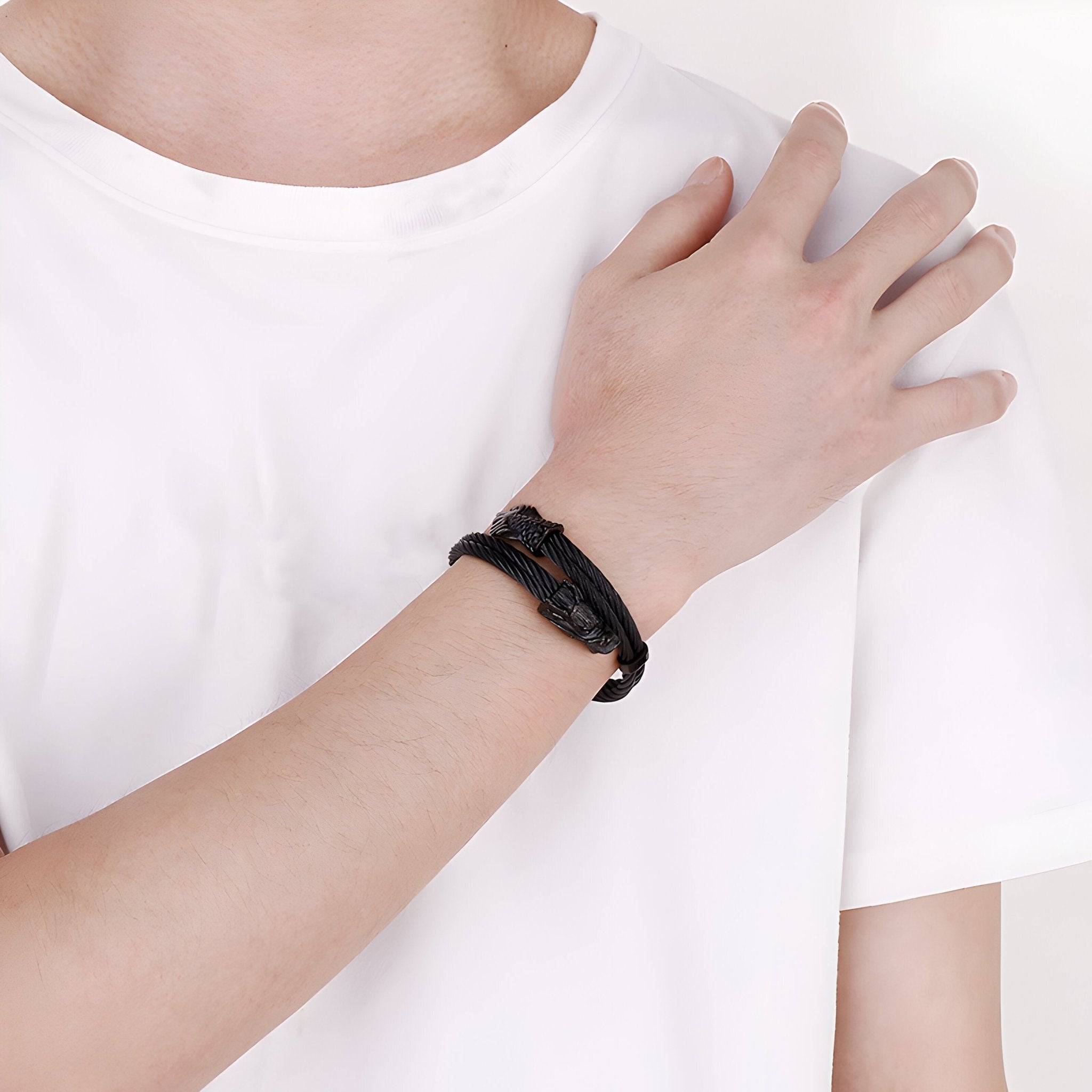 Bracelet jonc homme en acier inoxydable noir avec motif dragon détaillé.