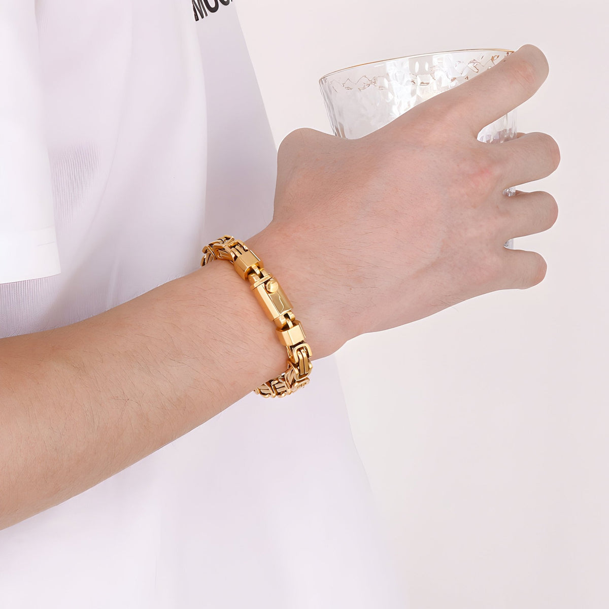 Bracelet homme en acier inoxydable doré, maille compacte et fermoir robuste.