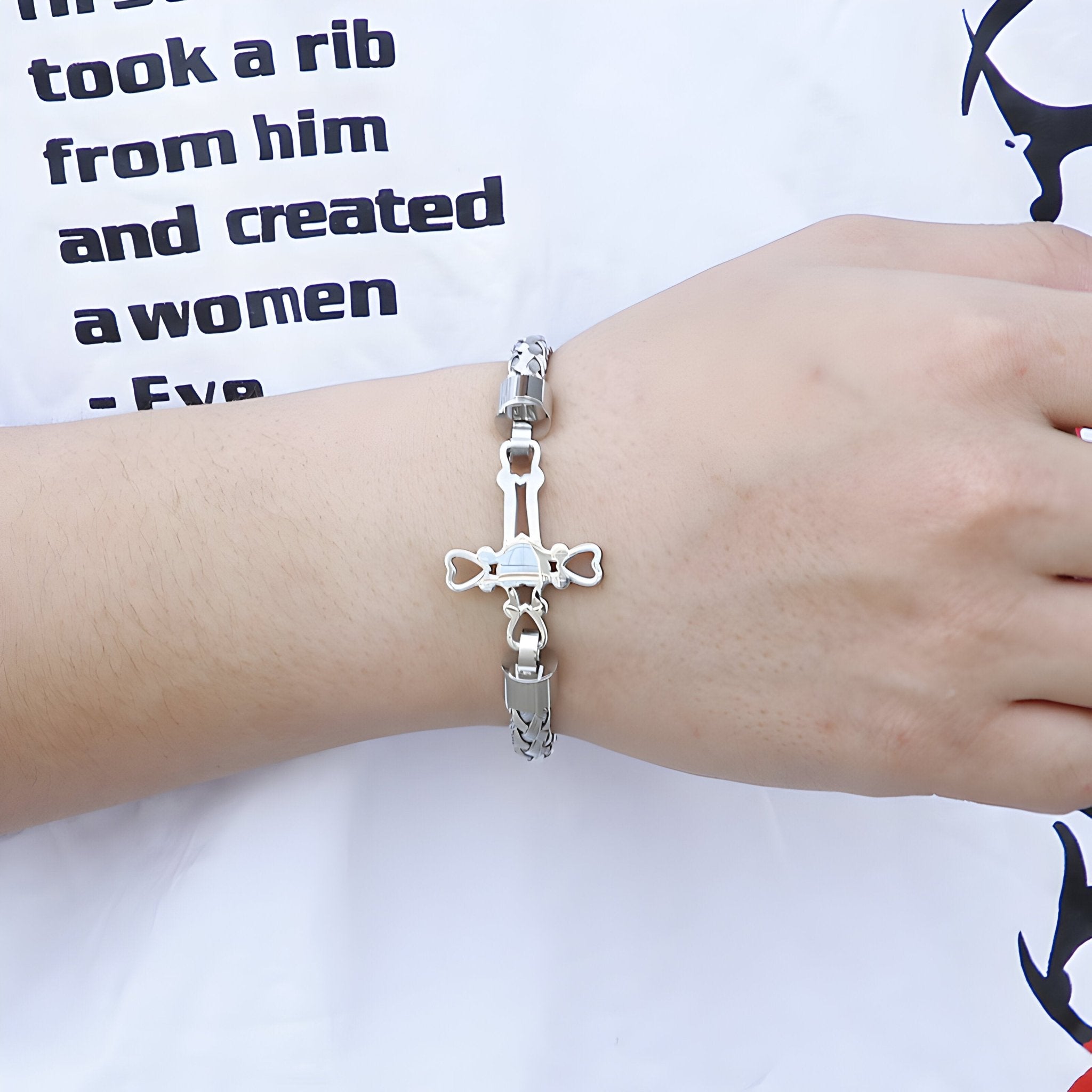 Bracelet homme en acier inoxydable argenté avec pendentif croix et maillons détaillés.