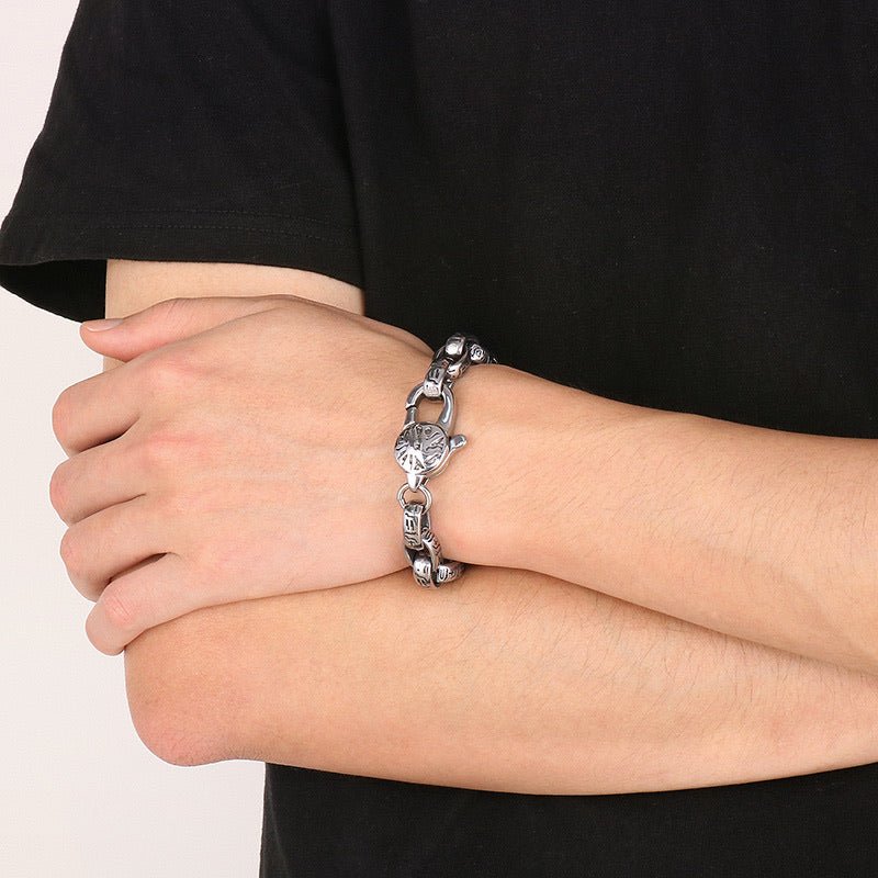 Bracelet homme en acier inoxydable argenté avec motifs égyptiens, style vintage.
