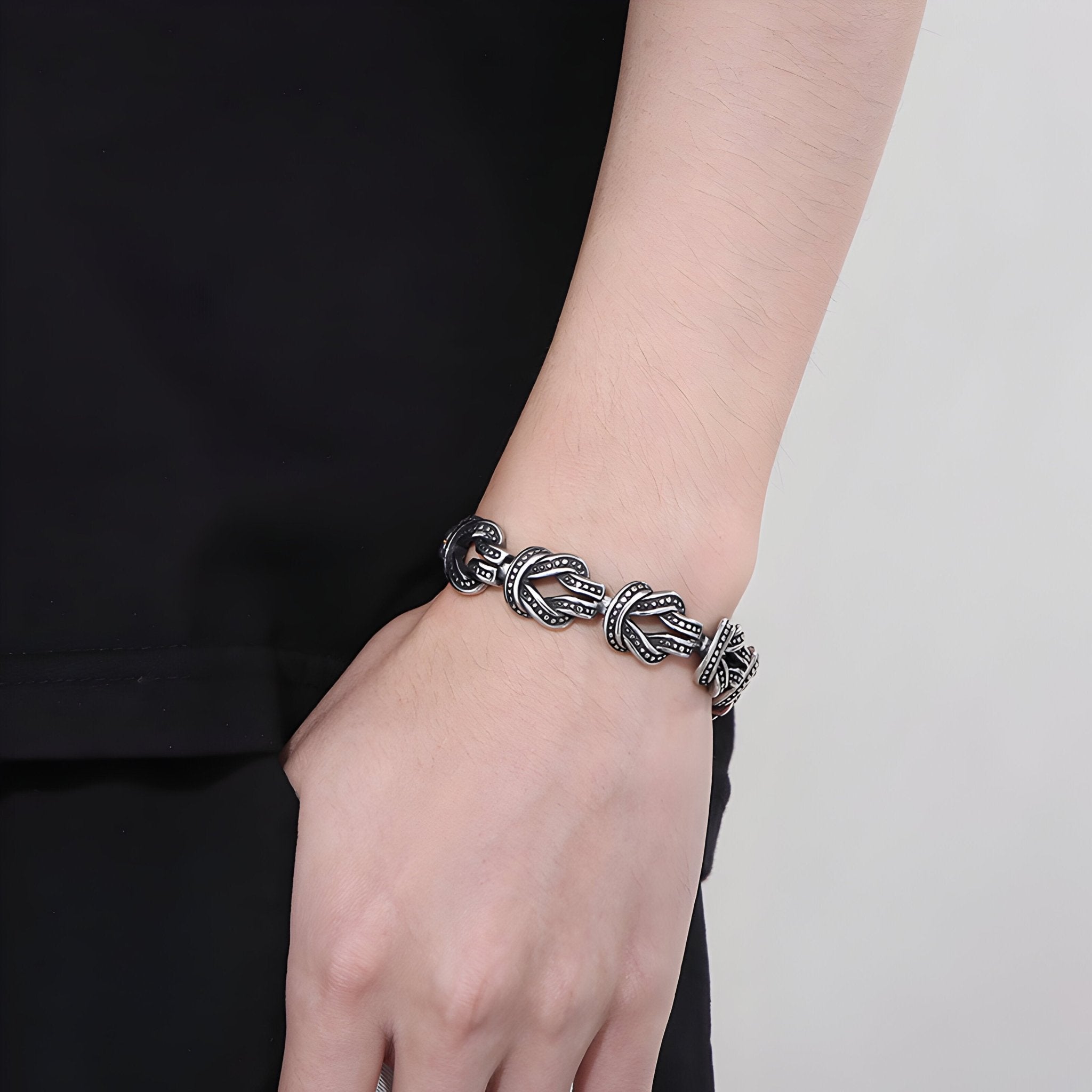 Bracelet acier inoxydable argenté pour homme avec motifs noeuds celtiques entrelacés.