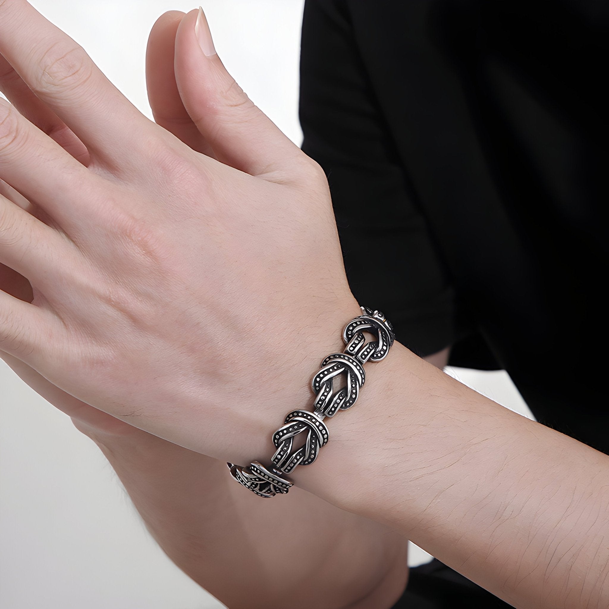 Bracelet homme en acier inoxydable argenté avec motifs de nœuds celtiques entrelacés.