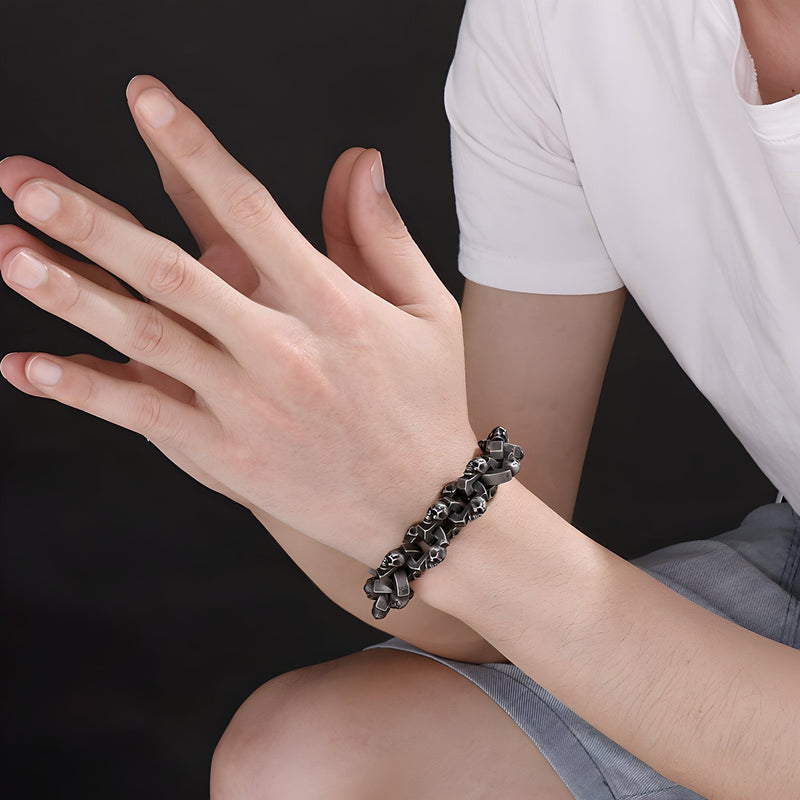 Bracelet gris en acier inoxydable avec têtes de mort et tête de chien, style robuste pour homme.