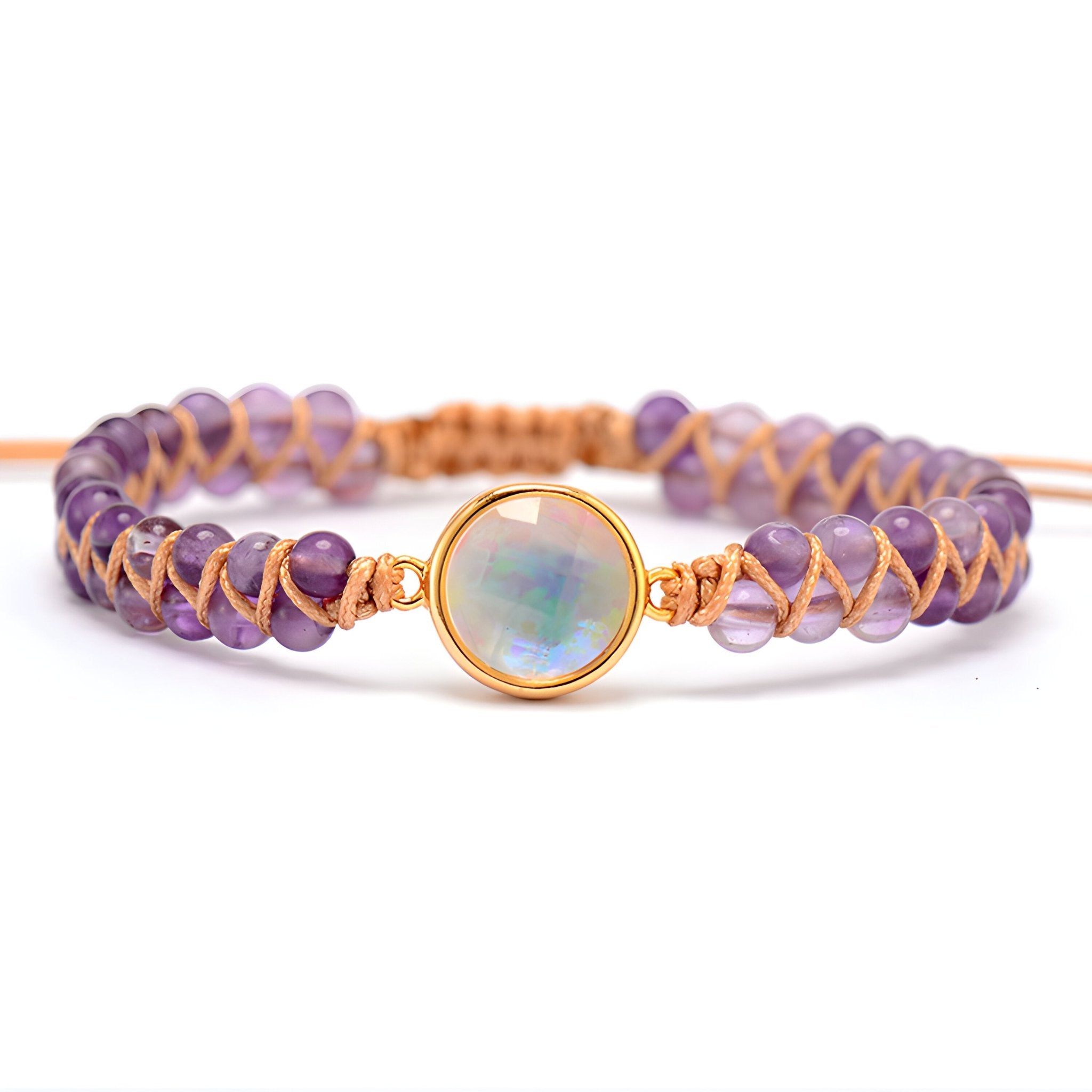 Bracelet violet multi-rangs en améthystes avec pierre centrale opale et tissage doré.