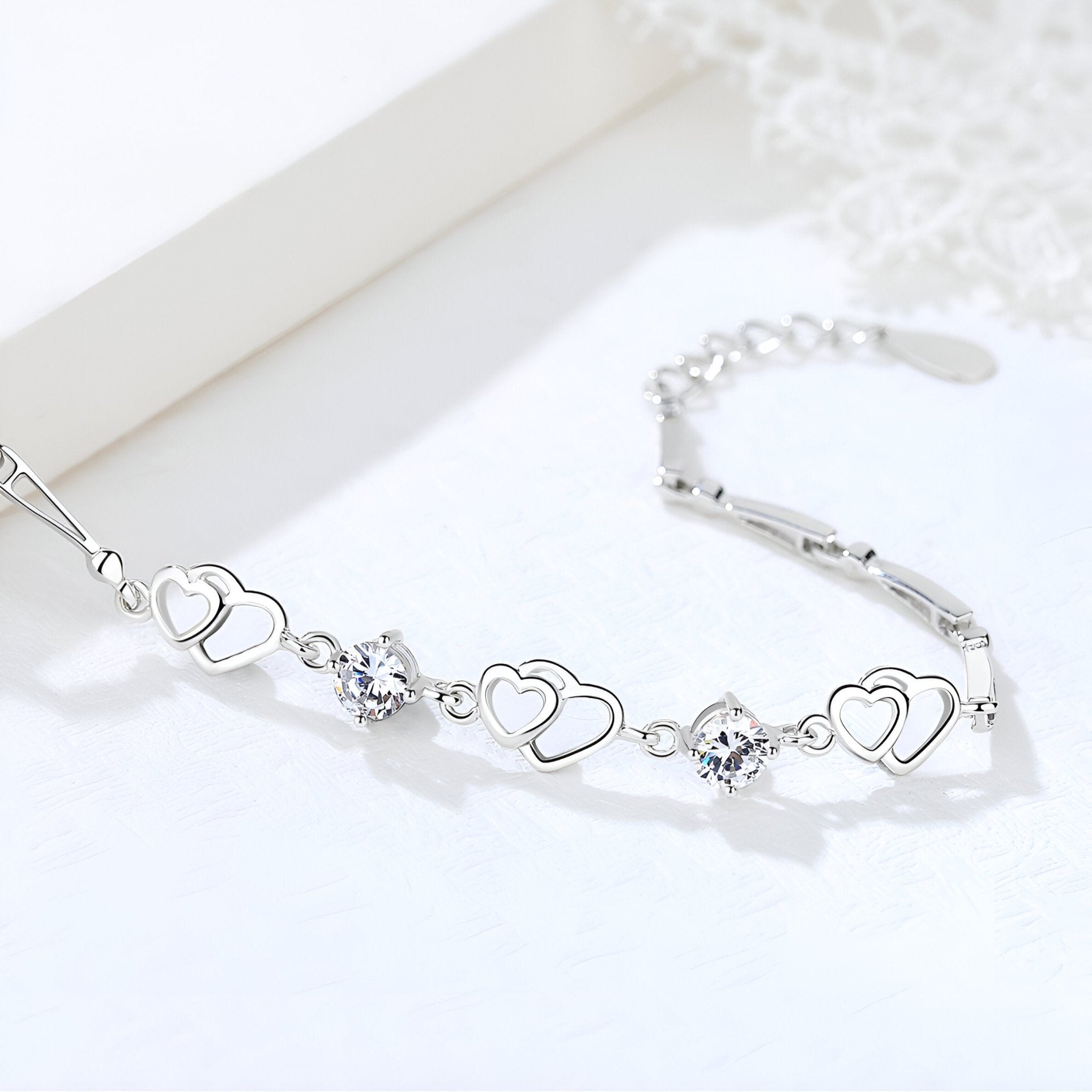 Bracelet en argent massif avec multiples charms cœurs et pierres scintillantes, modèle Milla.