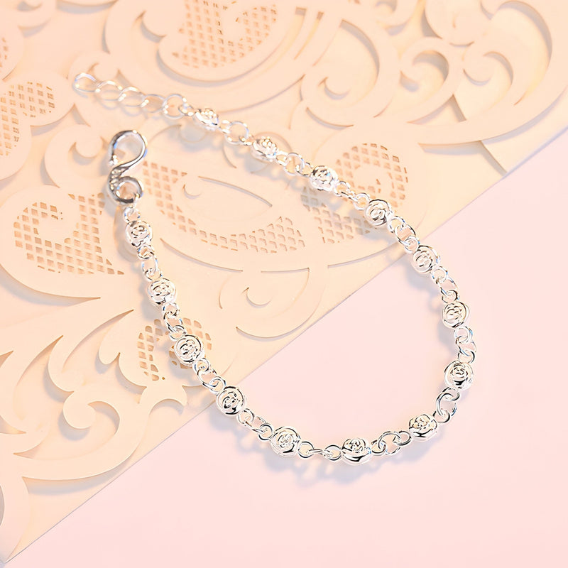 Bracelet femme en argent massif avec maillons ronds ajourés et fermoir mousqueton.