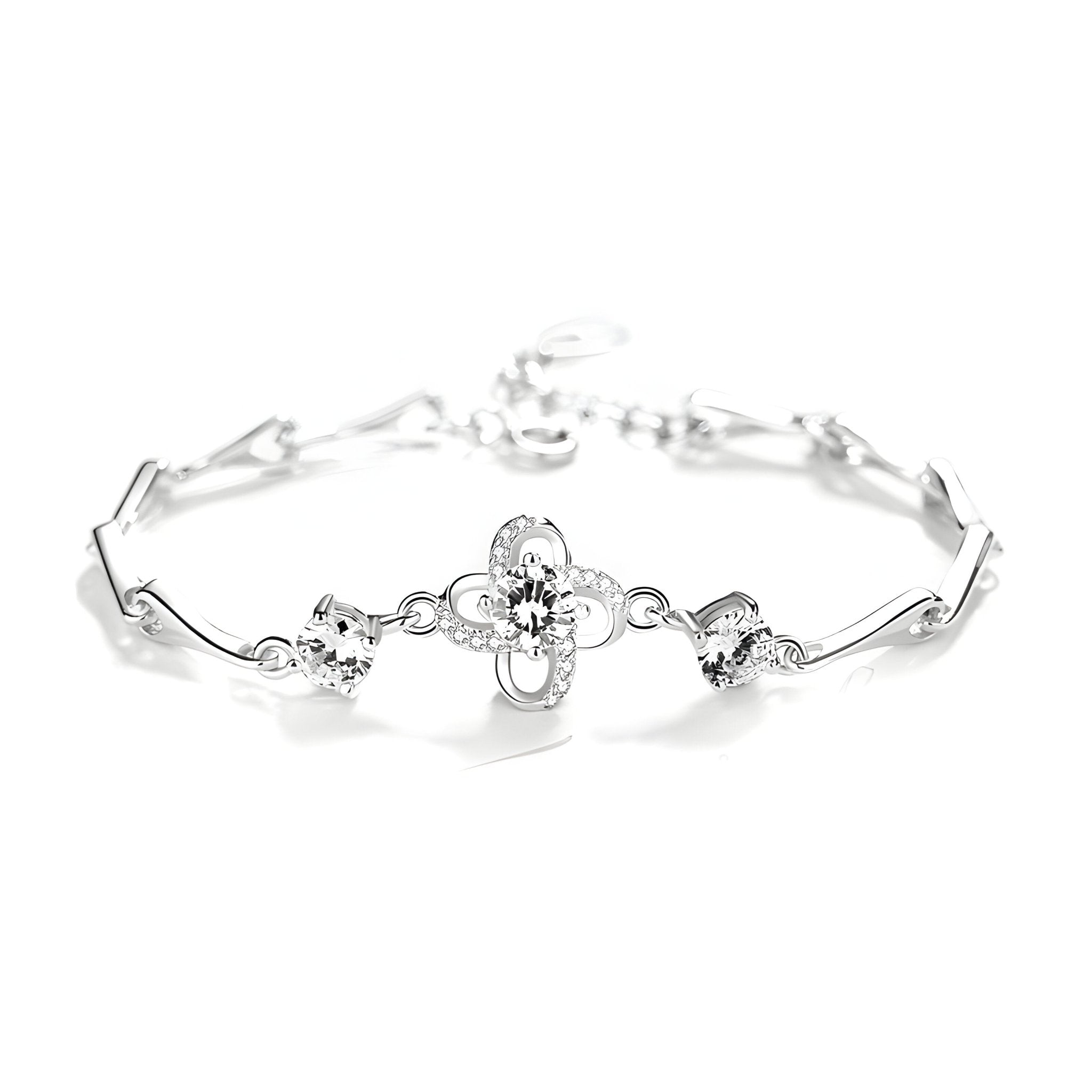 Bracelet femme en argent massif avec charm trèfle central et maillons fins élégants.