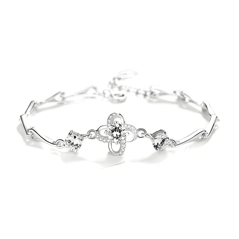 Bracelet femme en argent massif avec charm trèfle central et maillons fins élégants.